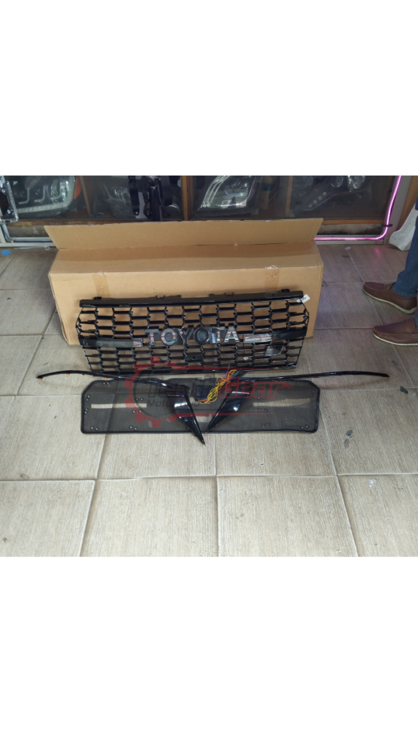 Grille FJ 150 with light aftermarket 2018